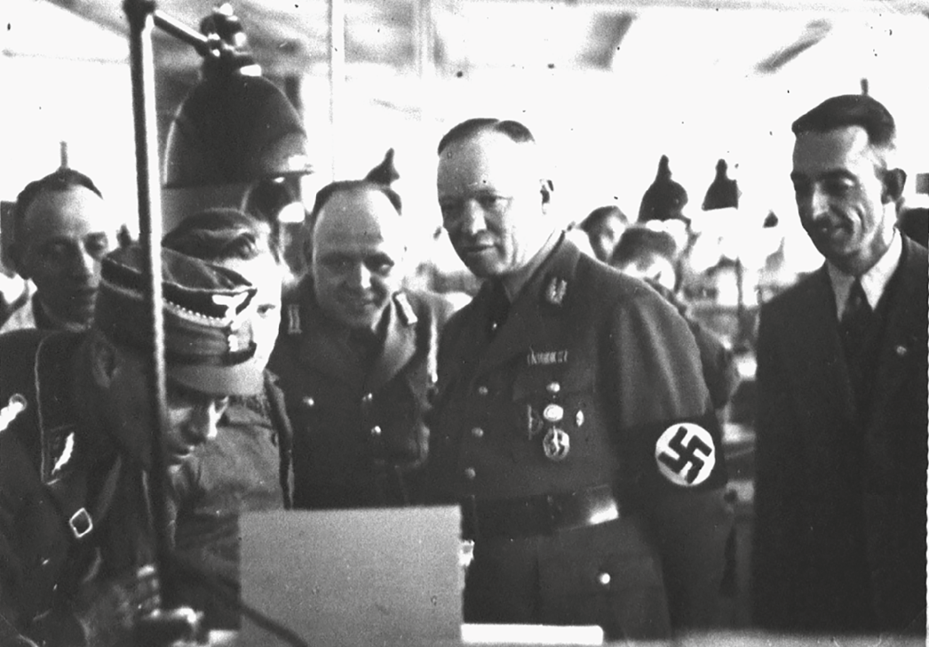 Schwarz-Weiß-Fotografie des NS-Gauleiters Mutschmann mit einigen anderen Männern zu Besuch in den Erla-Maschinenwerken.