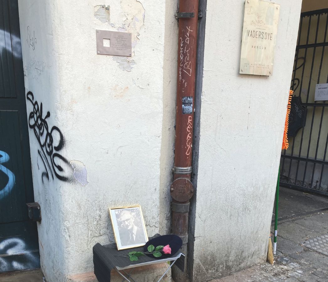 Gedenkzeichen für Wolfgang Waterstraat in Berlin, Bild und Rose auf Hocker vor Hauswand