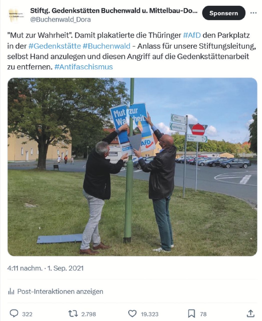 Zwei Mitarbeiter der Gedenkstätte Buchenwald nehmen AfD-Plakat auf Gelände ab: "Mut zur Wahrheit"