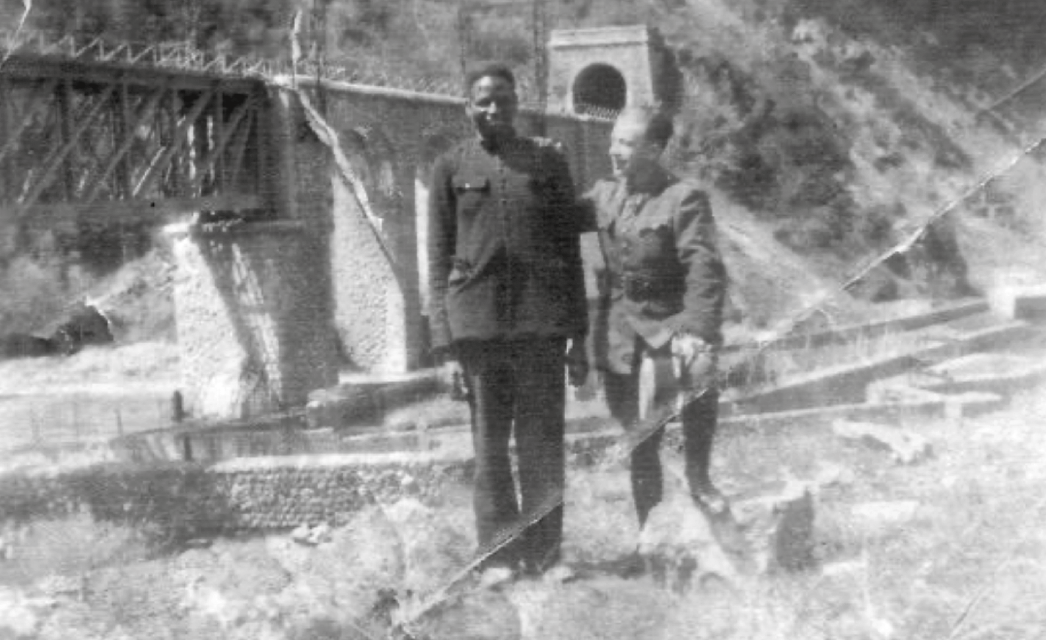 Schwarz-Weiß-Foto: Baba Diallo und ein Gendarm nebeneinander
