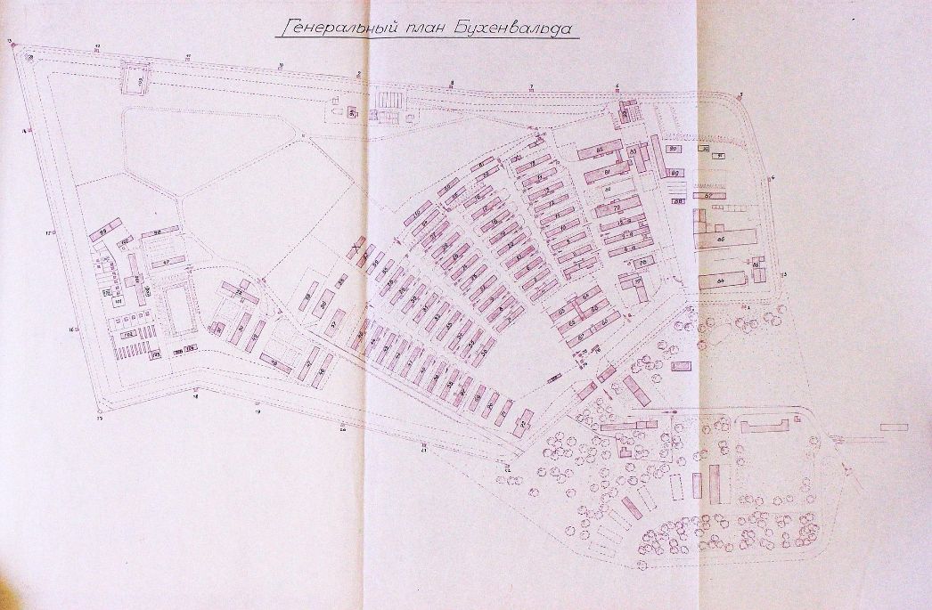 Plan des Speziallagers Nr. 2. Unten rechts der Bereich der ehemaligen, halbkreisförmig angeordneten SS-Kasernen, jedoch nur ein Teil davon, aus denen sich ein Viertelkreis ergibt, und die weiteren Funktionsgebäude. Weiter zur Bildmitte und den ganzen übrigen Bereich einnehmend, der Häftlingsbereich mit 6 längeren Reihen von Baracken und weiteren Gebäuden. Oben links sind größere freie Flächen. Außen herum der Lagerzaun mit gekennzeichneten Wachtürmen.