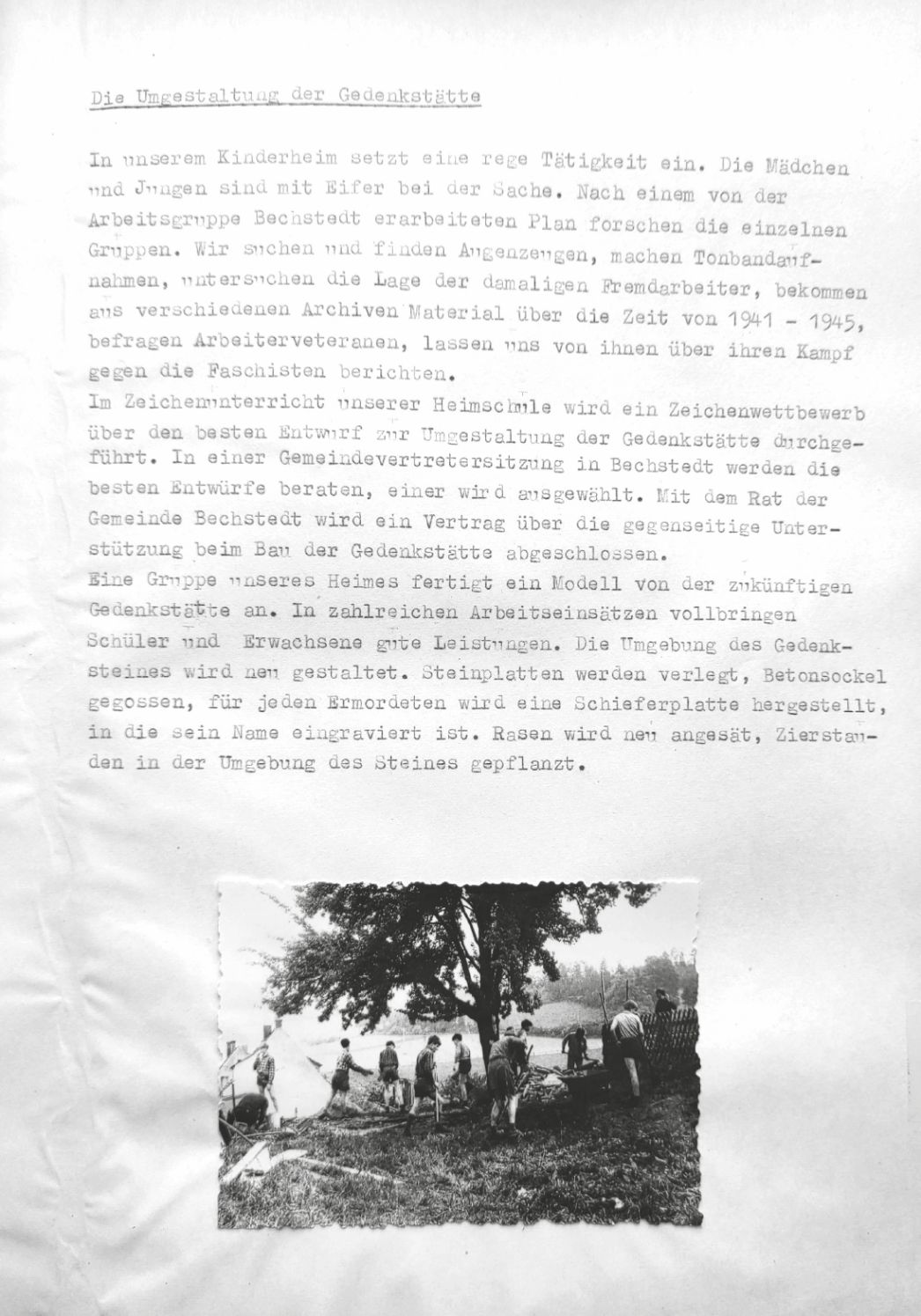 Mit Schreibmaschine verfasste Schülerarbeit zur Neugestaltung des Denkmals mit Schwarz-Weiß-Fotografie von arbeitenden Schülern.