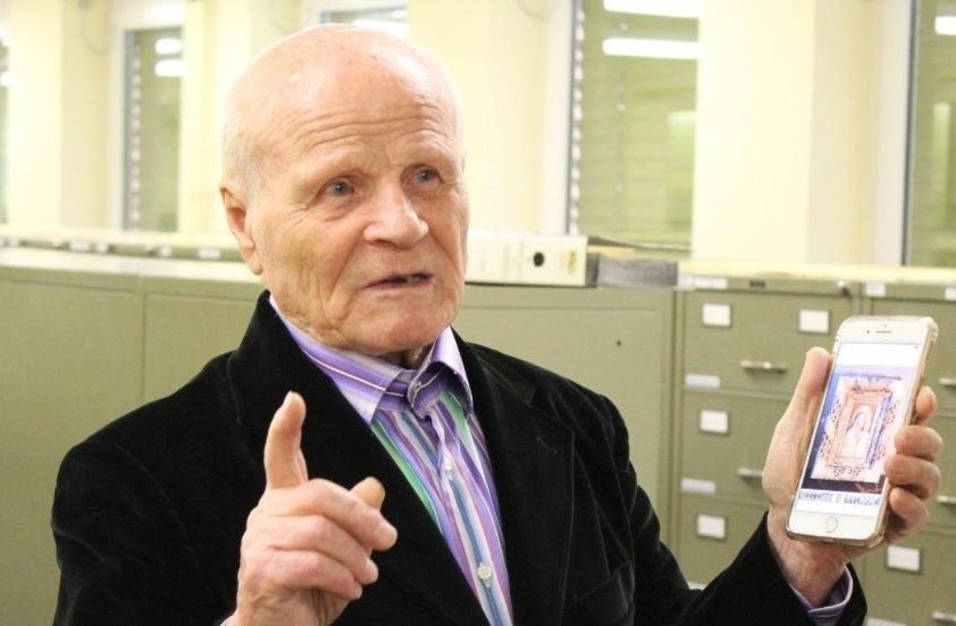 Alexandr Afanasjew zeigt etwas auf seinem Smartphone