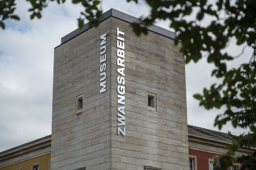 Turm des ehemaligen NS-Gauforums in Weimar; im daran anschließenden Südgebäude befindet sich das Museum Zwangsarbeit im Nationalsozialismus.