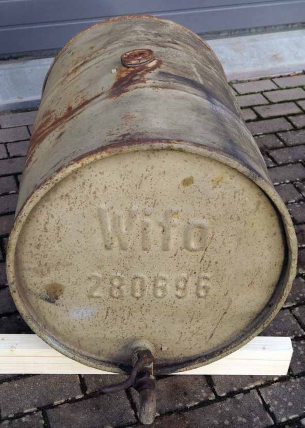 Das Stahlfass mit der Prägung „Wifo 280696“ 
