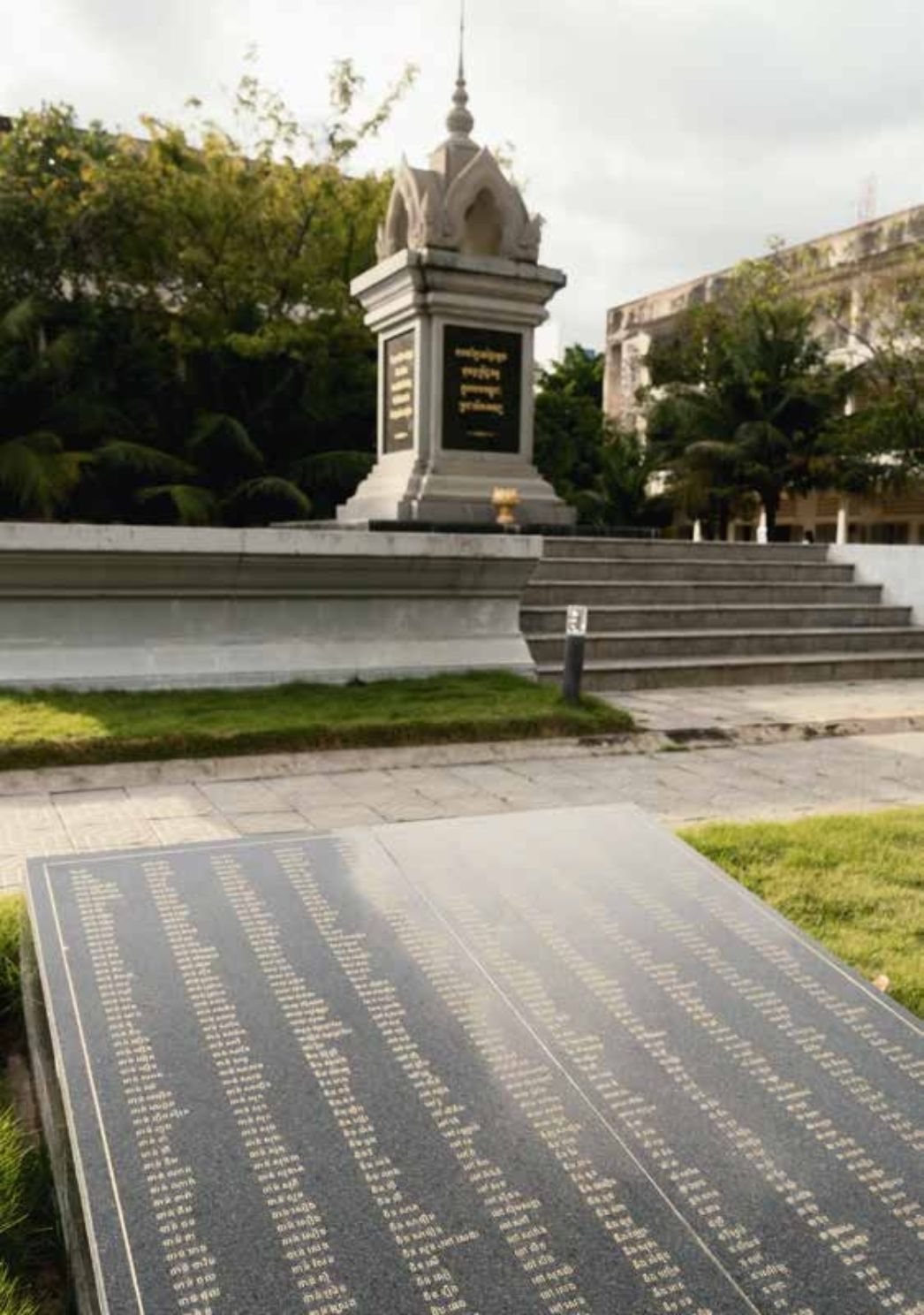 Denkmal für die Opfer von S-21 vor dem Tuol Sleng Museum