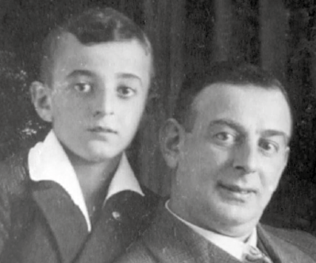 Schwarz-Weiß-Fotografie eines Jungen, Alfred Salomon, mit seinem Vater (rechts)