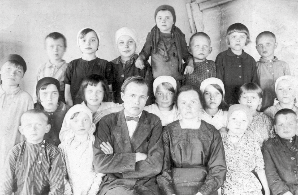 Schwarz-Weiß-Fotografie von Lewschenkow, seiner Frau und den Kindern.