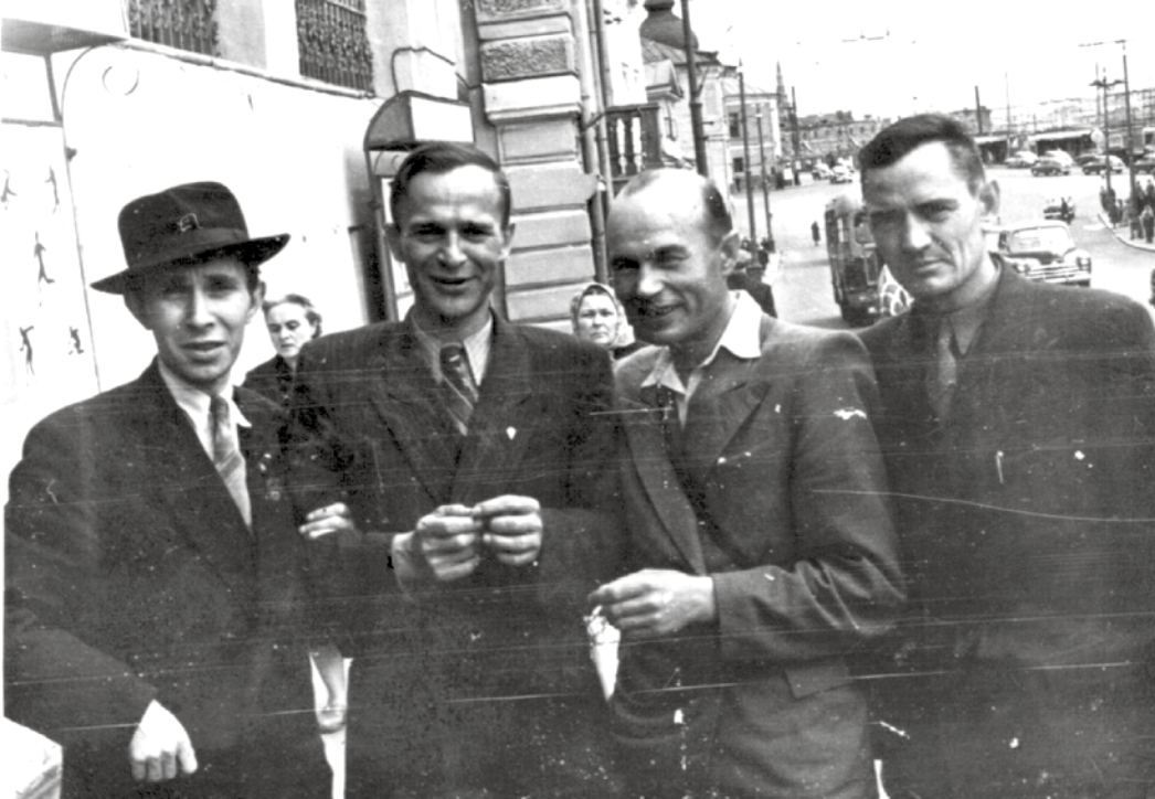 Schwarz-Weiß-Fotografie: vier Männer in Anzügen in Moskau