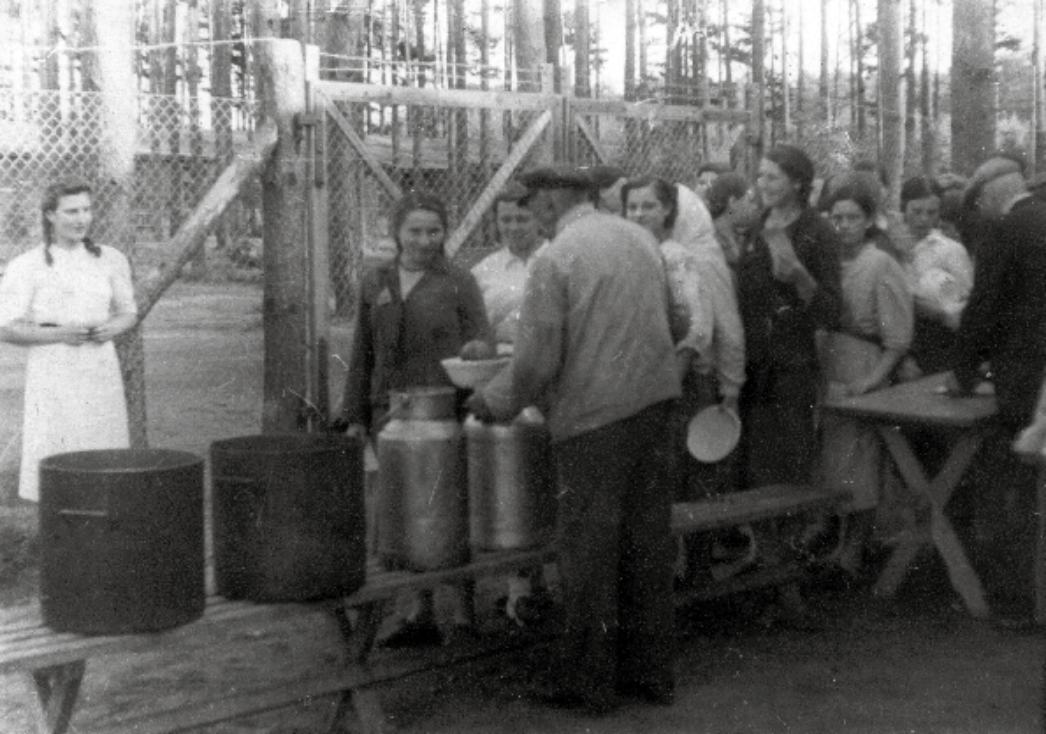 Sowjetische Zwangsarbeiter:innen bei der Essensausgabe
