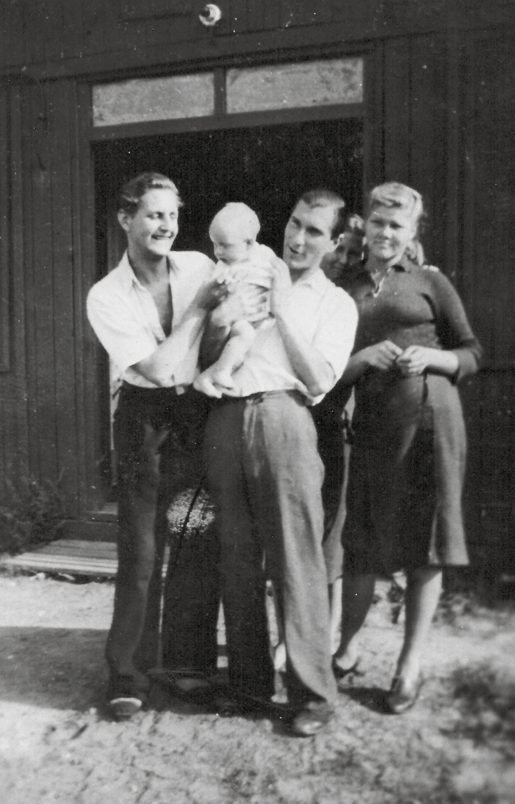Sowjetische Insassen des Ostlagers Berlin, zwei Männer, einer hält ein Kleinkind, eine Frau