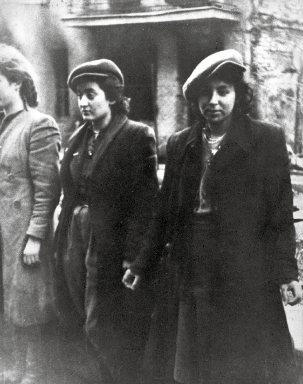 Schwarz-Weiß-Fotografie dreier jüdischer Kämpferinnen.