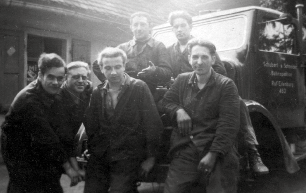 Schwarz-Weiß-Fotografie einer Gruppe französischer Kriegsgefangener