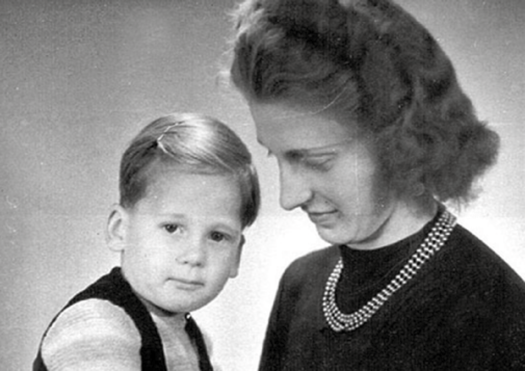 Schwarz-Weiß-Foto von Frau mit Kind