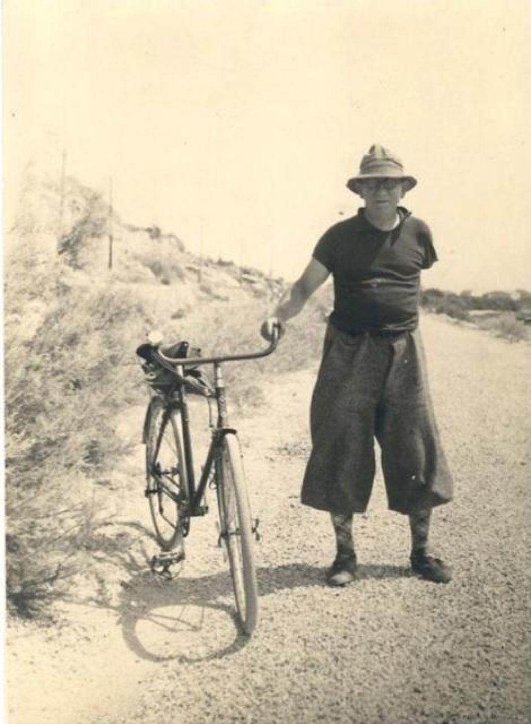 Foto von André Bach auf einer Straße, neben seinem Fahrrad stehend