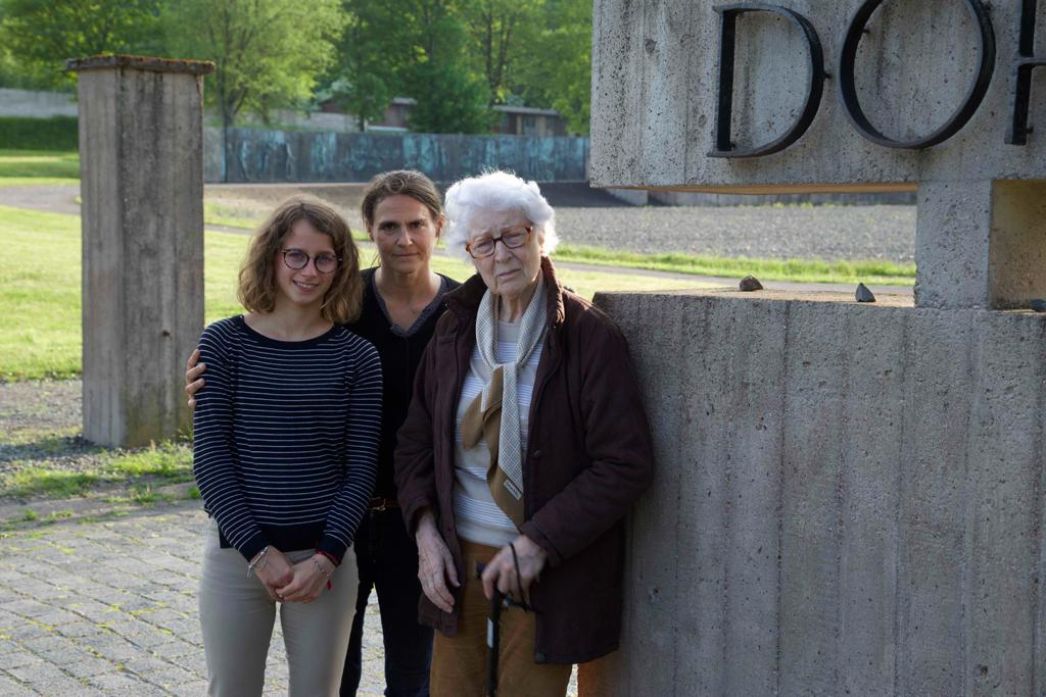 3 Frauen, (v.l.n.r.) Lucie Fouble, Alice Doyard und Colette Marin-Catherine auf dem Gelände von Mittelbau-Dora
