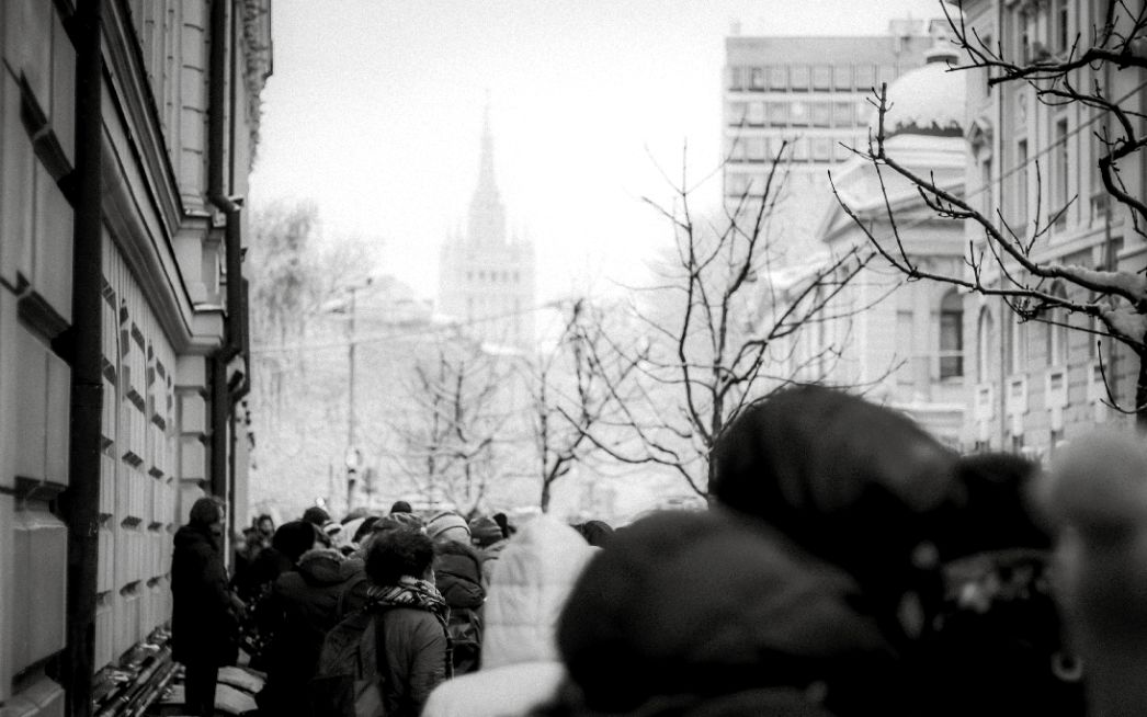 Schwarz-Weiß-Fotografie einer Menschenmenge, die auf den Obersten Gerichtshof Russlands zuläuft