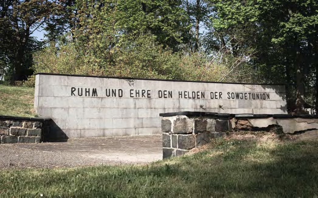 Mauer mit Inschrift "Ruhm und Ehre den Helden der Sowjetunion", Ostfriedhof Gera