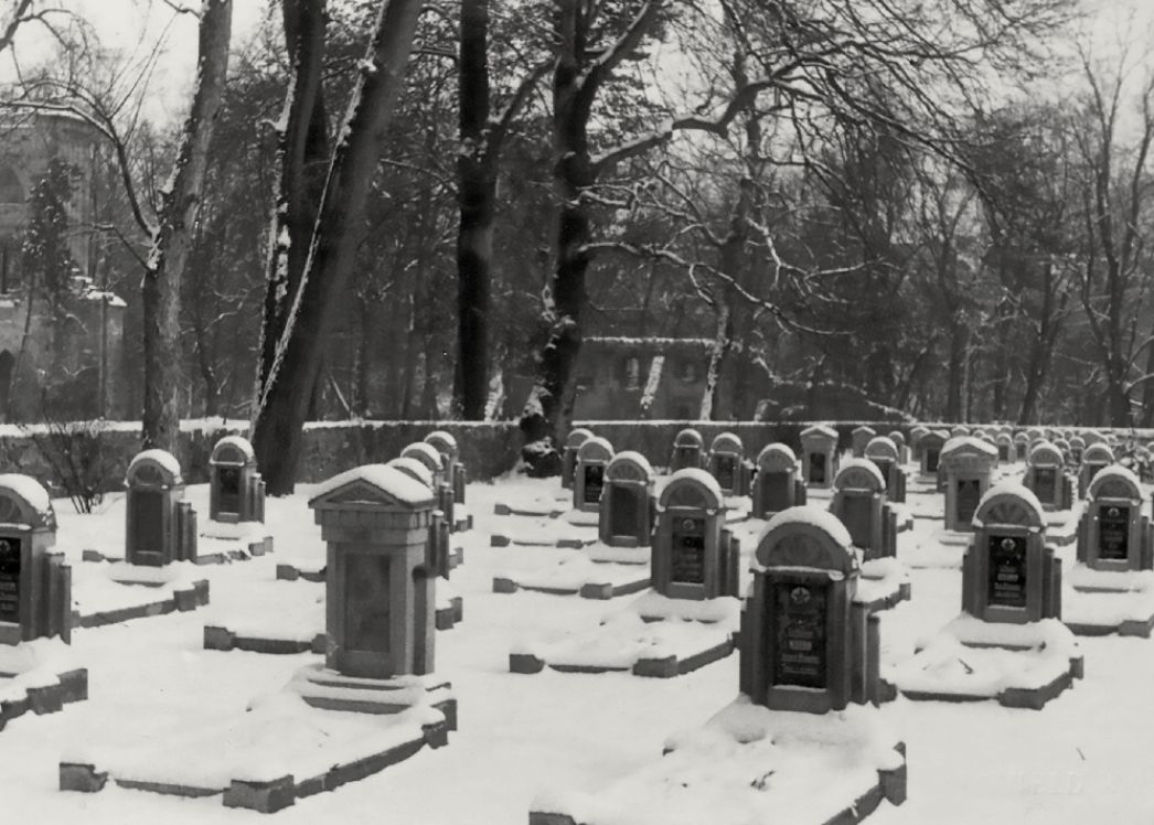 Schwarz-Weiß-Foto: schneebedeckte Gräber auf dem sowjetischen Ehrenfriedhof im Ilmpark