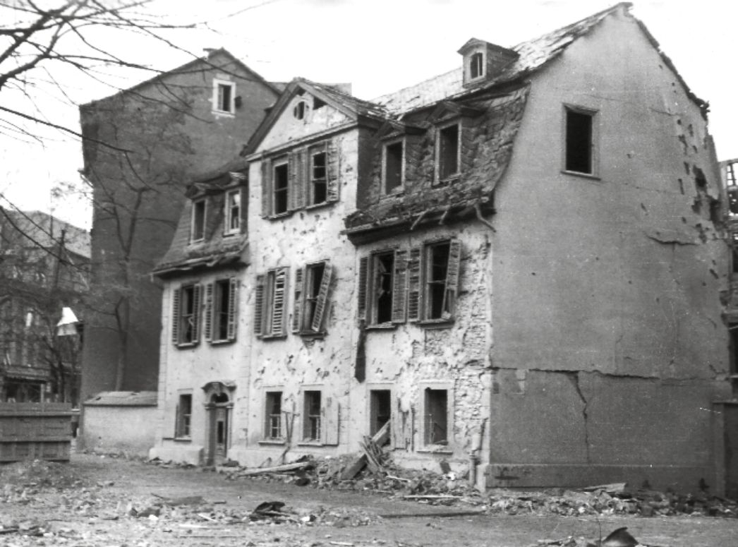 Schwarz-Weiß-Foto des durch einen Luftangriff beschädigten Schillerhauses