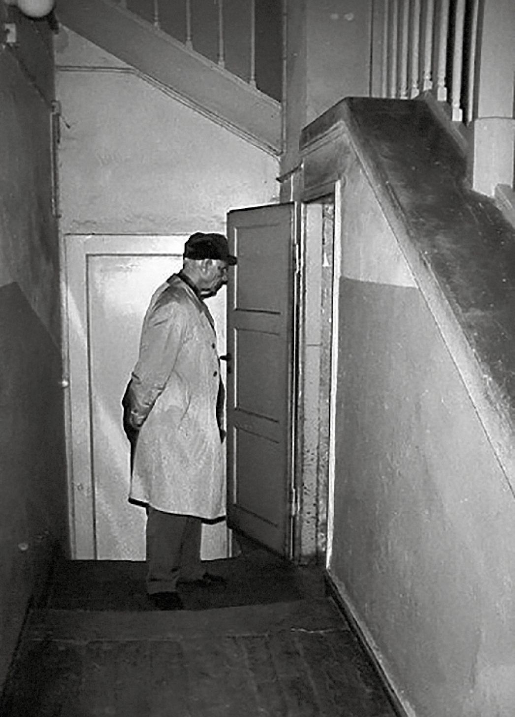 Schwarz-Weiß-Foto von Agafonow im ehemaligen Gestapo-Gefängnis Marstall, vor einer geöffneten Tür stehend