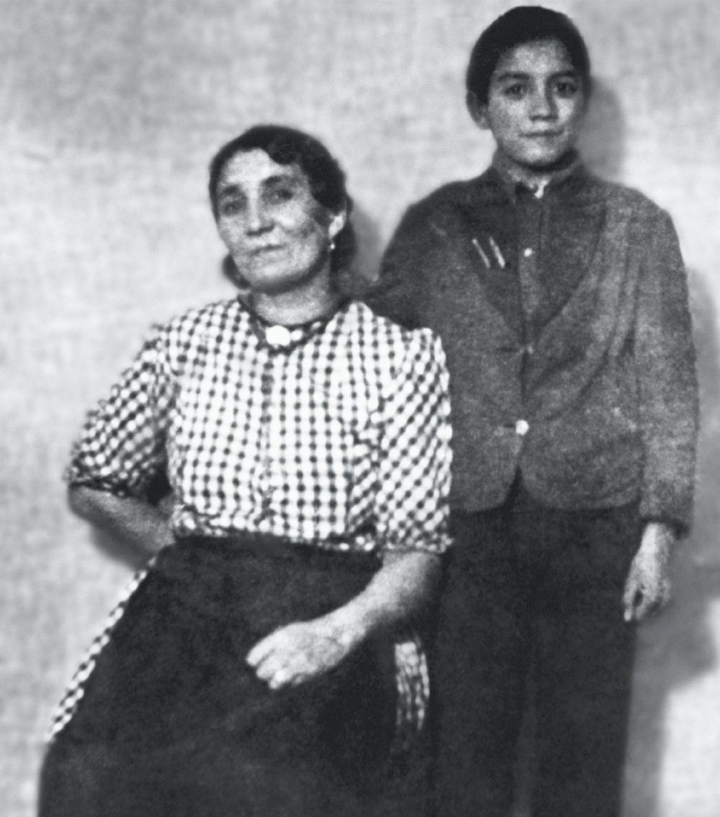 Schwarz-Weiß-Foto von Cäcilie Rosenbach (links, sitzend) und ihrem Sohn Franz (rechts, stehend)