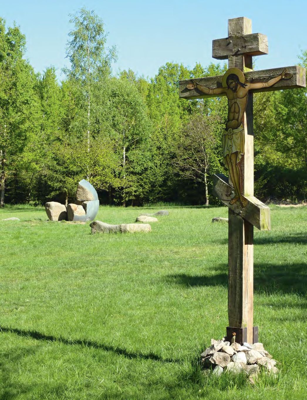 Mahnmal (Jesus am Kreuz) und Gedenkstein auf dem heutigen Gelände (Waldplatz)
