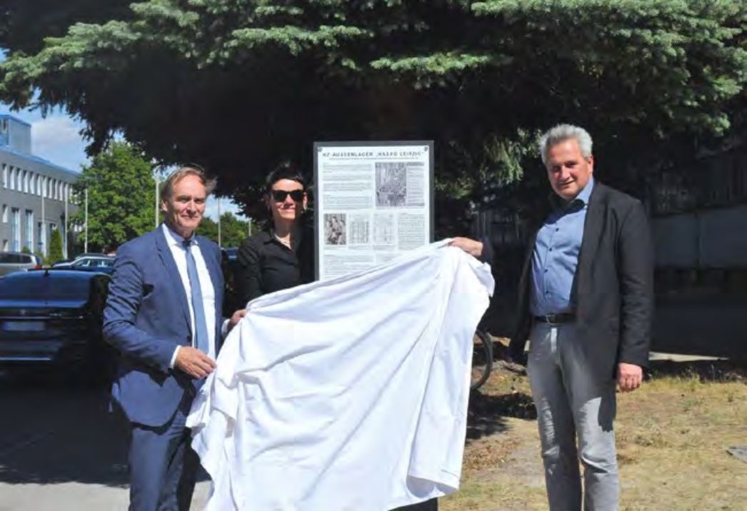 Burkhard Jung, Anja Kruse und Jens-Christian Wagner enthüllen die Gedenkstele für "HASAG-Leipzig"