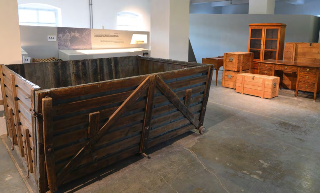 großer Holzbehälter und Holzmöbel (Ersatz für Schillers Möbel) in der Dauerausstellung 
