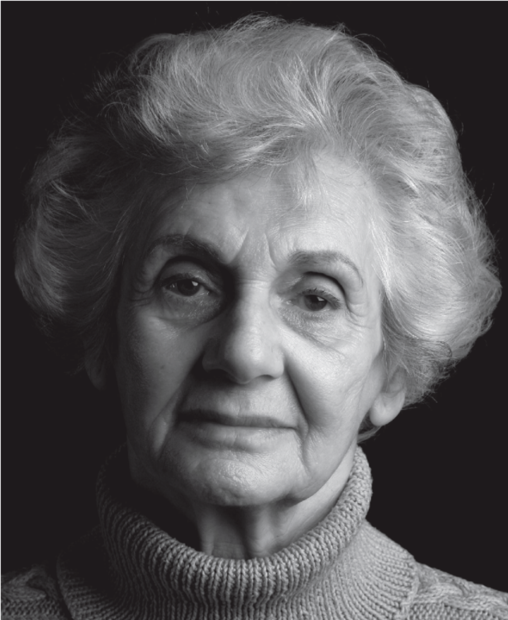 Zu sehen ist eine Frau um die 70 Jahre mit weißem Haar.
