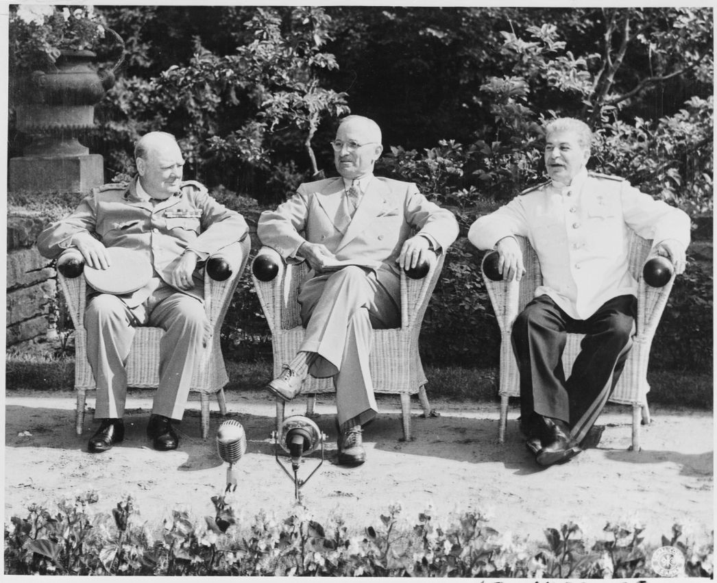 Dieses Foto zeigt die Potsdamer Konferenz vom 17. Juli bis 2. August 1945, bei der die Führer der drei Hauptalliierten Mächte nach dem Ende des Zweiten Weltkriegs in Europa über die Neuordnung Deutschlands und Europas berieten. Von links nach rechts auf dem Bild: Winston Churchill – Premierminister des Vereinigten Königreichs (später während der Konferenz durch Clement Attlee ersetzt) Harry S. Truman – Präsident der Vereinigten Staaten (Nachfolger Roosevelts nach dessen Tod im April 1945) Josef Stalin – Generalsekretär der Kommunistischen Partei der Sowjetunion