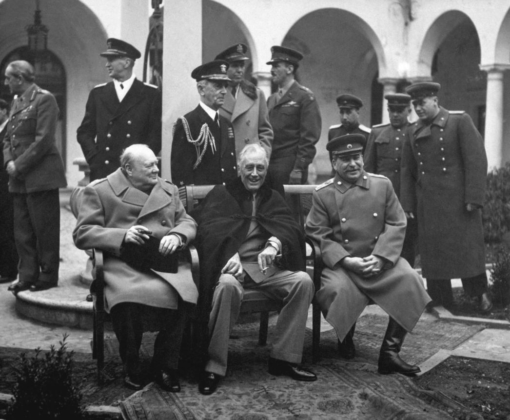 Dieses berühmte historische Foto zeigt die sogenannte Konferenz von Jalta im Februar 1945 – eines der bedeutendsten Treffen der „Großen Drei“ Alliierten kurz vor Ende des Zweiten Weltkriegs. Im Vordergrund (von links nach rechts) sitzen: Winston Churchill – Premierminister des Vereinigten Königreichs Franklin D. Roosevelt – Präsident der Vereinigten Staaten Josef Stalin – Generalsekretär der Kommunistischen Partei der Sowjetunion Sie trafen sich vom 4. bis 11. Februar 1945 in Jalta (Krim, damals Sowjetunion), um über die Nachkriegsordnung Europas zu beraten.