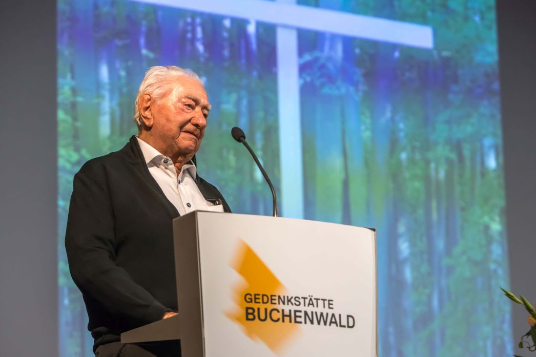 Dieses Foto zeigt den Speziallager-Überlebenden Peter Hansen bei einer Gedenkveranstaltung in der Gedenkstätte Buchenwald, aufgenommen vermutlich am Tag der Befreiung 2022.
