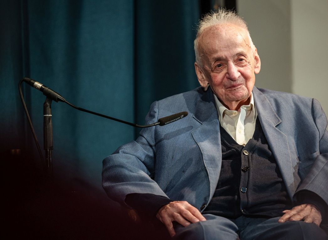 Dieses Foto zeigt den Holocaust-Überlebenden, Schriftsteller und Zeitzeugen Ivan Ivanji bei einer Veranstaltung im Jahr 2023 in Weimar.