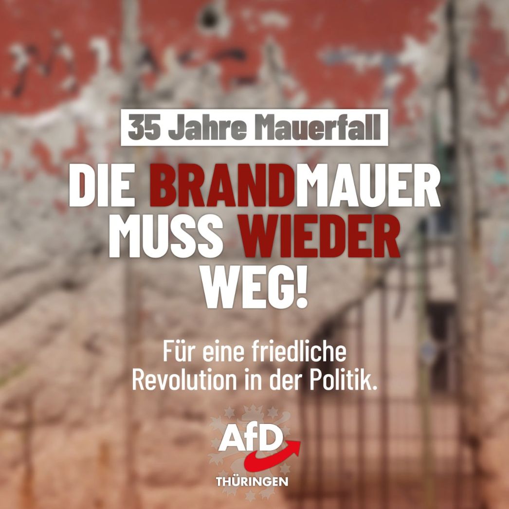 Text auf dem Bild: „35 Jahre Mauerfall DIE BRANDMAUER MUSS WIEDER WEG! Für eine friedliche Revolution in der Politik. AfD Thüringen“** Im Hintergrund ist eine verwitterte Mauer mit einem geöffneten Eisentor zu sehen – Symbol für die ehemalige Berliner Mauer oder allgemein für Trennung und Überwindung von Grenzen.
