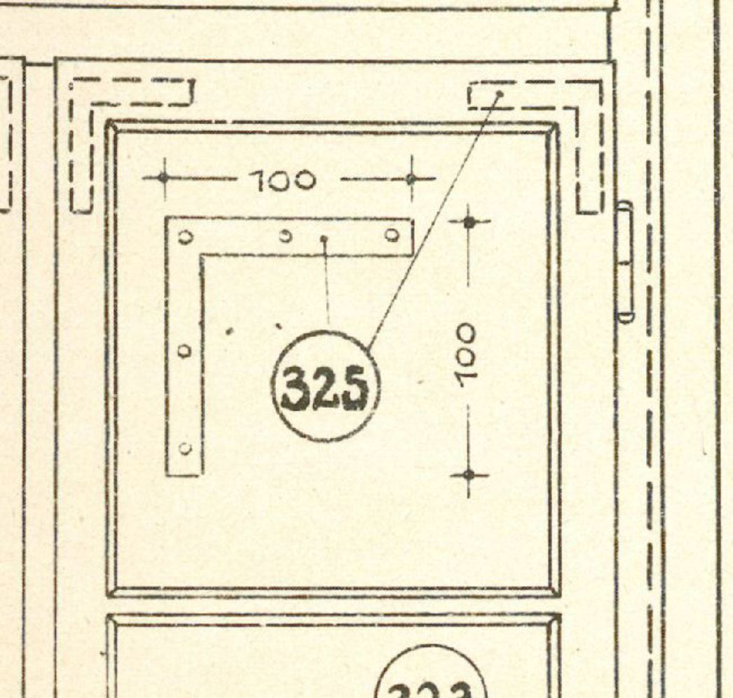 Technische Zeichnung eines quadratischen Bauelements mit der Kennzeichnung „325“ im Zentrum. Das Element ist von einer gestrichelten Linie eingerahmt, die eine Tür oder Klappe darstellen könnte, mit Scharnieren rechts und oben. Im Inneren befindet sich eine L-förmige Struktur mit Schraubenlöchern. Die Seitenlängen des Quadrats sind mit „100“ Millimetern angegeben.