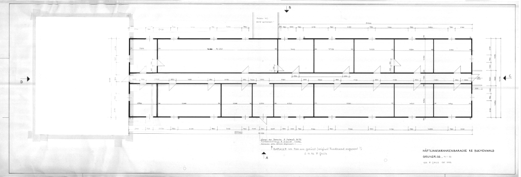 Architektonischer Grundriss der Häftlingskrankenbaracke des KZ Buchenwald im Maßstab 1:50. Die Zeichnung von R. Garcia (Oktober 1993) zeigt die Aufteilung der Baracke in zahlreiche Räume mit Maßangaben in Millimetern. Die Baracke ist in zwei Längsflure unterteilt, von denen aus mehrere Krankenzimmer, Funktionsräume und Eingänge zugänglich sind. Die Pläne sind mit den Richtungen A bis D markiert und enthalten handschriftliche Ergänzungen zur Anpassung an das originale Fundament.