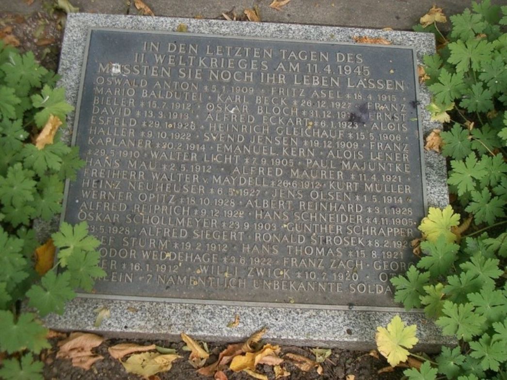 Diese Gedenktafel erinnert an Menschen, die am 11. April 1945, also in den letzten Tagen des Zweiten Weltkrieges, noch ihr Leben lassen mussten. Die Inschrift lautet: IN DEN LETZTEN TAGEN DES II. WELTKRIEGES AM 11.4.1945 MUSSTEN SIE NOCH IHR LEBEN LASSEN Es folgt eine Liste mit Namen, Geburtsdaten und teilweise Sterbedaten, beispielsweise: OSWALD ANTON * 5.1.1909 FRITZ ASEL * 18.4.1915 MARIO BALDUTEL KARL BECK * 26.12.1922 … WILLY ZWICK * 10.7.1920 Am Ende der Tafel steht: UND 7 NAMENTLICH UNBEKANNTE SOLDATEN.