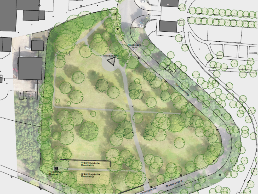 Lageplan des Ehrenfriedhofs Nordhausen mit baumbestandener Grünfläche, Wegenetz, zentralem Gedenkplatz und mehreren beschrifteten Bereichen, darunter ‚Großer Sowjetischer Ehrenfriedhof‘ im Süden und ‚Gedenkplatz‘ im Norden.