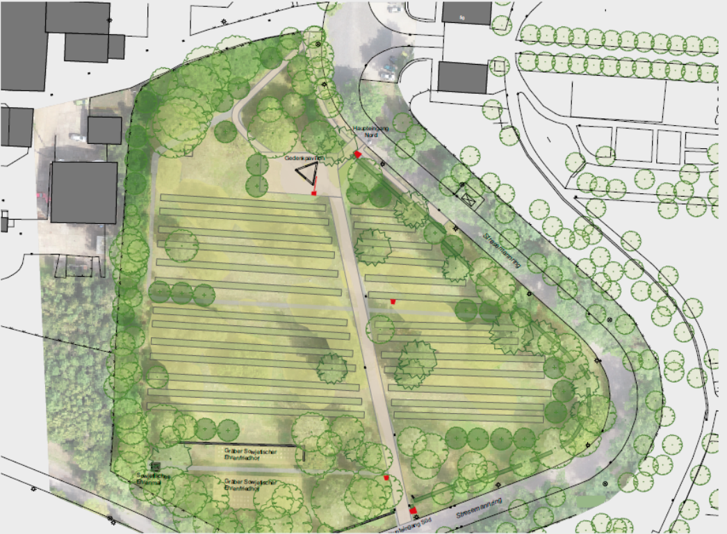 Gestaltungsplan des Ehrenfriedhofs Nordhausen mit klar gegliederten Grabfeldern, zentralem Weg, Gedenkplatz im oberen Bereich, mehreren markierten Eingängen (Hauptzugang Nord und Süd), sowie grünem Baumbestand entlang der Umrandung.
