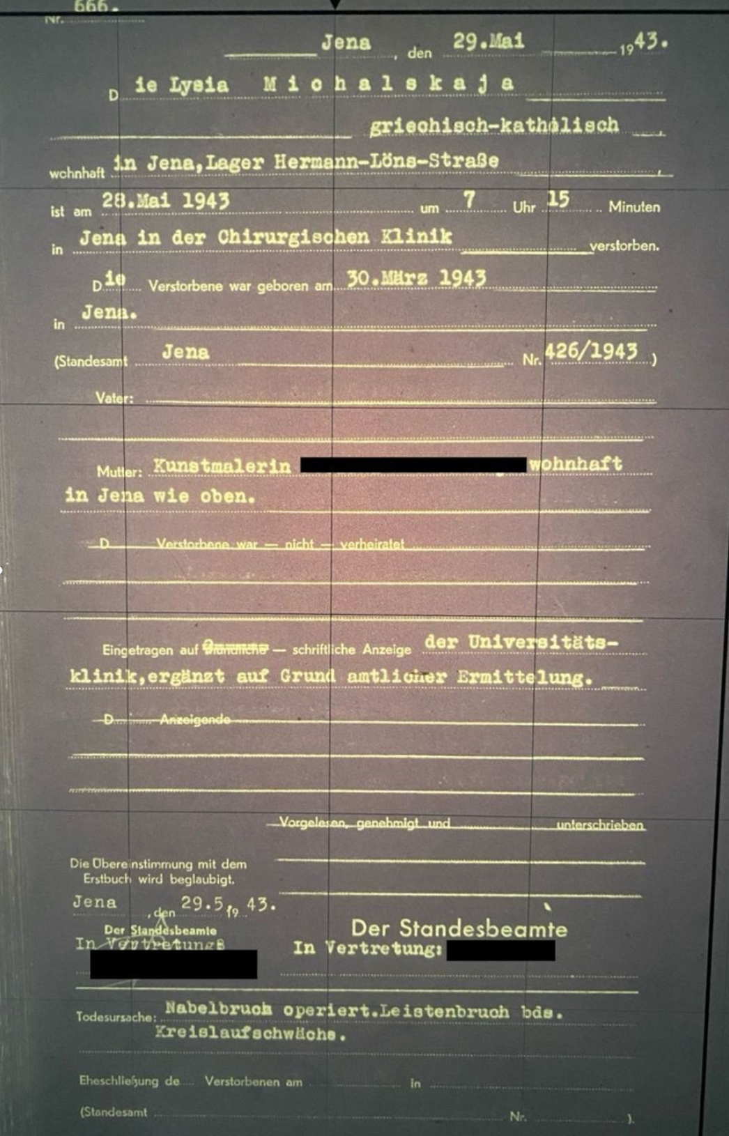 Sterbeurkunde aus Jena vom 29. Mai 1943 für die griechisch-katholische Säuglingin Lysia Michalskaja, wohnhaft im Lager Hermann-Löns-Straße. Geboren am 30. März 1943, gestorben am 28. Mai 1943 um 7:15 Uhr in der chirurgischen Klinik Jena. Todesursache laut Eintrag: Nabelbruch operiert, beidseitiger Leistenbruch, Kreislaufschwäche. Ausgestellt vom Standesamt Jena, Mutter als Kunstmalerin vermerkt, Name und weitere Angaben geschwärzt.