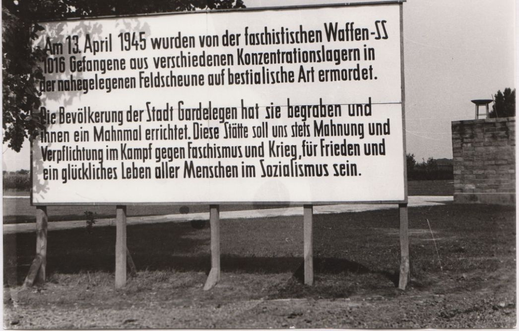 Eine große Gedenktafel erinnert an die Ermordung von 1016 Häftlingen am 13. April 1945 bei Gardelegen und mahnt zum Erinnern und zum Einsatz für Frieden.