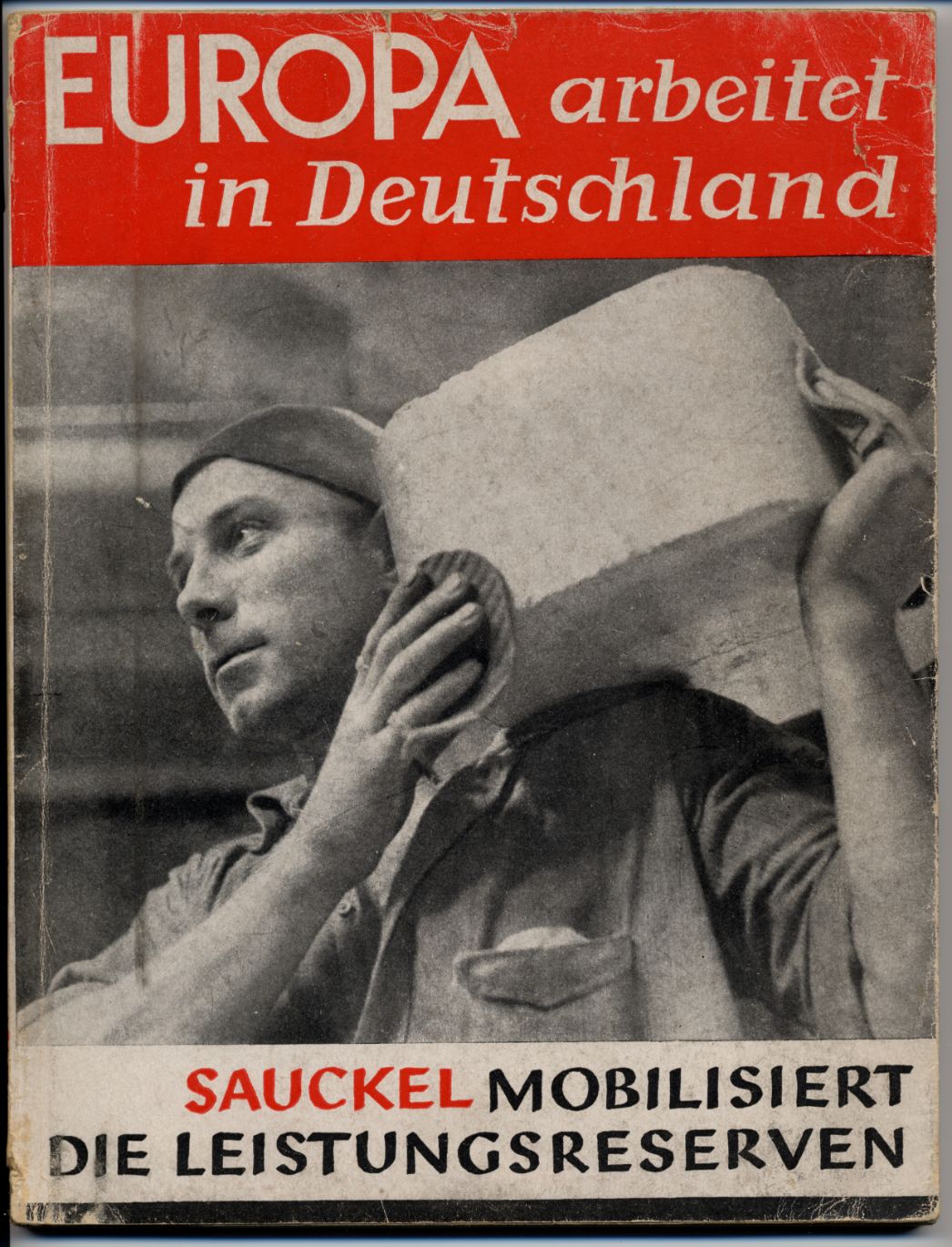 Ein historisches Titelblatt zeigt einen Arbeiter, der einen schweren Steinblock auf der Schulter trägt. Darüber steht in großen Buchstaben „EUROPA arbeitet in Deutschland“, darunter der Slogan „Sauckel mobilisiert die Leistungsreserven“.