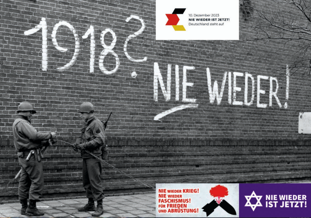 Collage verschiedener historischer und aktueller Bilder und Plakate zum Slogan „Nie wieder“: oben ein Schwarzweißfoto von Soldaten vor einer Wand mit der Aufschrift „1918? NIE WIEDER!“, daneben moderne Grafiken wie „Nie wieder ist jetzt“. Darunter Demonstrationsszenen mit Schildern wie „Nie wieder 1933!“ sowie politische Plakate mit unterschiedlichen Botschaften, etwa gegen Faschismus, Krieg oder Antisemitismus. Unten unter anderem ein Bild des Konzentrationslagers Auschwitz mit der Parole „Nie wieder Faschismus!“ sowie weitere aktuelle Kampagnenmotive.