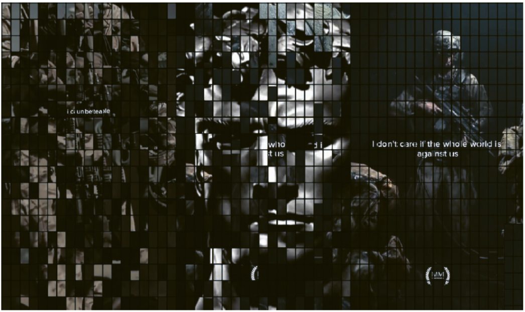 Dunkle, fragmentierte Bildcollage aus vielen kleinen quadratischen Bildausschnitten. Im Zentrum ist ein männliches Gesicht erkennbar, umgeben von überlagerten Figuren und Szenen. Textfragmente wie „I don’t care if the whole world is against us“ erscheinen zwischen den Bildern. Die Darstellung wirkt zersplittert, überladen und visuell verdichtet.