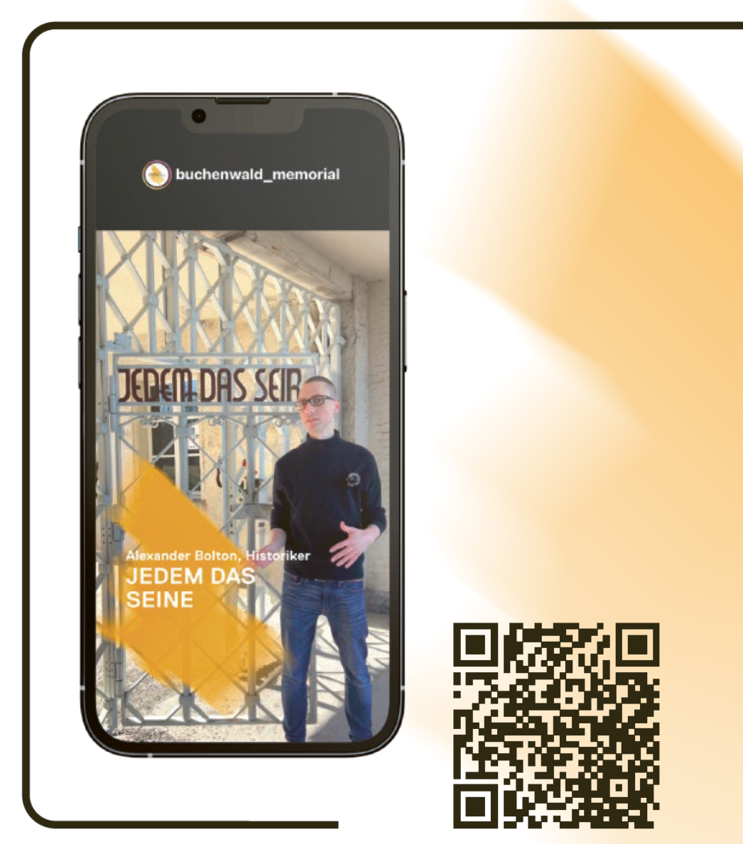 Smartphone-Darstellung eines Instagram-Reels der Gedenkstätte Buchenwald. Zu sehen ist ein Mann, der vor dem Lagertor mit der Inschrift „Jedem das Seine“ steht und spricht. Im Bild eingeblendet ist sein Name sowie das Thema des Videos. Neben dem Smartphone befindet sich ein QR-Code.