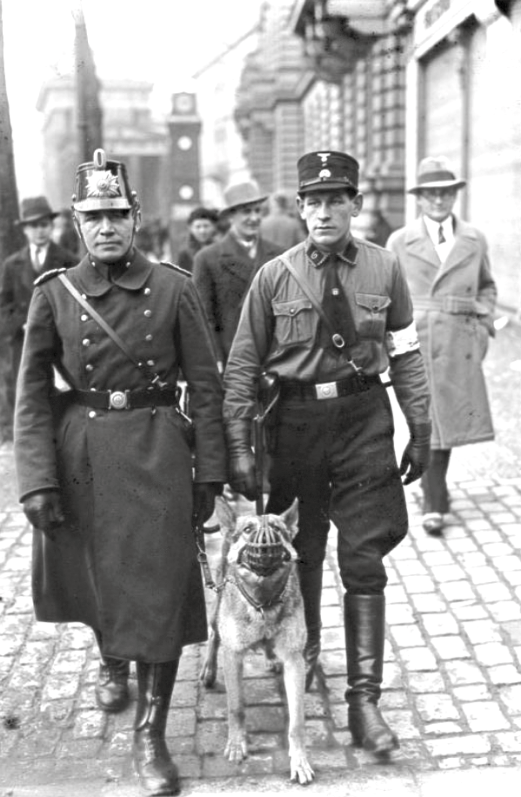 Hilfspolizist von der SS (links), Polizeihund (Mitte), Schutzpolizist (rechts)