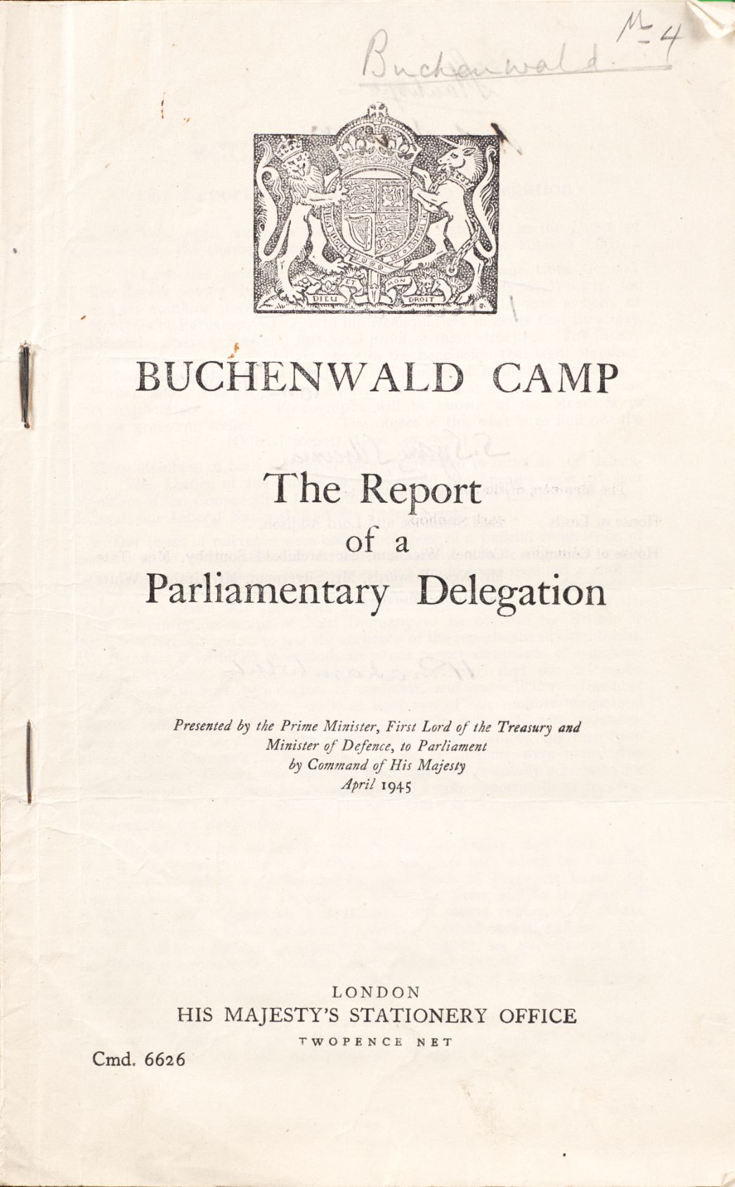 Titelseite des offiziellen Berichts „Buchenwald Camp – The Report of a Parliamentary Delegation“, veröffentlicht in London im April 1945 durch das „His Majesty’s Stationery Office“. Oben ist das britische Staatswappen mit Löwe und Einhorn abgebildet. Der Text gibt an, dass der Bericht im Auftrag des Premierministers und Ersten Lords des Schatzamtes sowie des Verteidigungsministers dem Parlament vorgelegt wurde. Links ist die Broschüre mit einer Heftklammer gebunden, rechts oben ist handschriftlich „Buchenwald“ notiert.