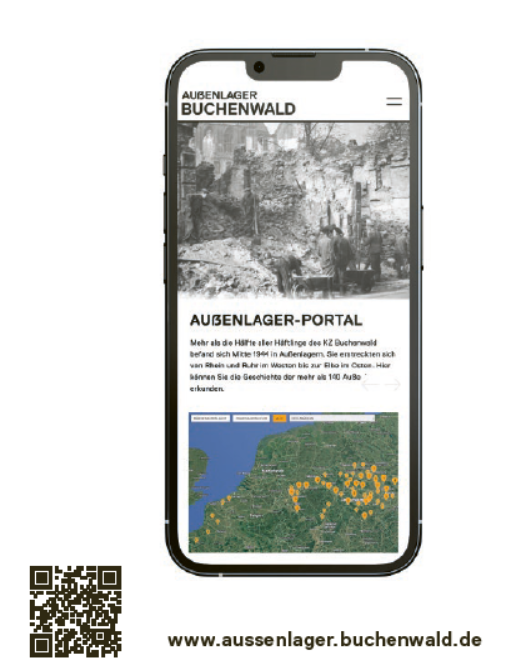 Darstellung eines Smartphones mit geöffneter Website „Außenlager Buchenwald“. Auf dem Bildschirm sind historische Fotos und eine Karte mit markierten Lagerstandorten zu sehen. Unter dem Smartphone befindet sich ein QR-Code sowie die Webadresse www.aussenlager.buchenwald.de