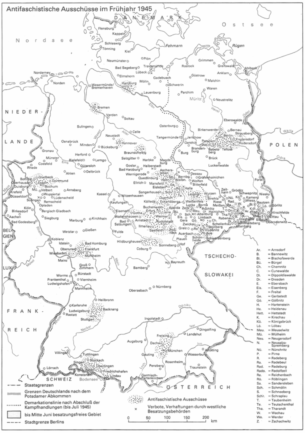 Schwarz-weiße Karte Deutschlands mit dem Titel „Antifaschistische Ausschüsse im Frühjahr 1945“. Sie zeigt die damaligen Besatzungszonen, Demarkationslinien und zahlreiche Orte, an denen antifaschistische Ausschüsse gegründet wurden, vor allem in Mittel- und Ostdeutschland. Symbole markieren außerdem Verbote und Verhaftungen durch westliche Besatzungsbehörden.